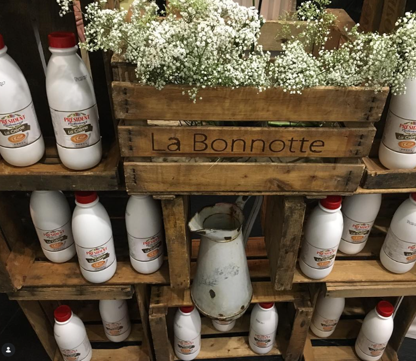 Bodegón con botellas President Professionnel y caja de madera La Bonnotte.