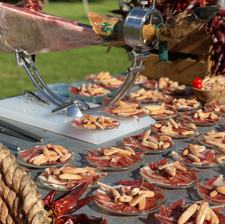 Composición cenital de platos de jamón ibérico.
